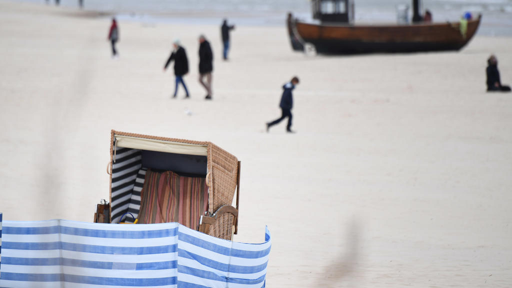 Spaziergänger an einem Strand auf Usedom