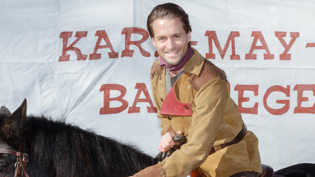 ARCHIV - 24.02.2017, Schleswig-Holstein, Bad Segeberg: Der Schauspieler Alexander Klaws sitzt im Freilichttheater am Kalkberg auf einem Pferd. Klaws ist der neue Winnetou bei den Karl-May-Spielen in Bad Segeberg. Der 35-Jährige wird vom 29. Juni an a