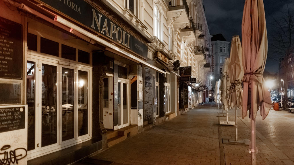 03.04.2021, Hamburg: Der Bürgersteig vor den Restaurants und Bars am Schulterblatt in Hamburgs Szenetreffpunkt Schanzenviertel ist bereits zu Beginn der Ausgangssperre menschenleer. In Hamburg gilt seit Karfreitag eine nächtliche Ausgangsbeschränkung
