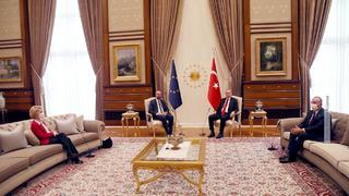 Von der Leyen muss bei Erdogan auf dem Sofa sitzen.