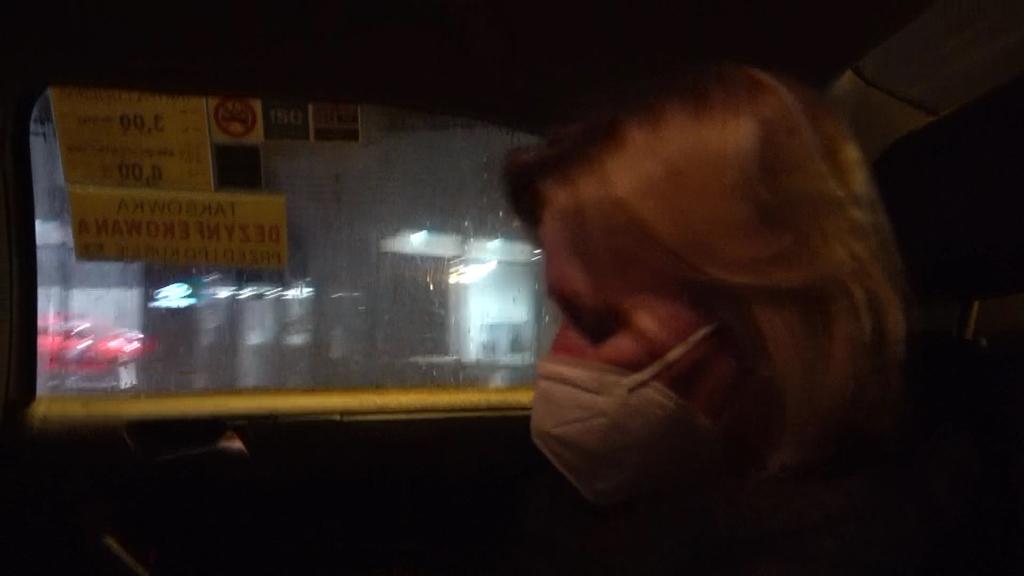 Reporterin Alexandra Callenius reist nachts durch Warschau.