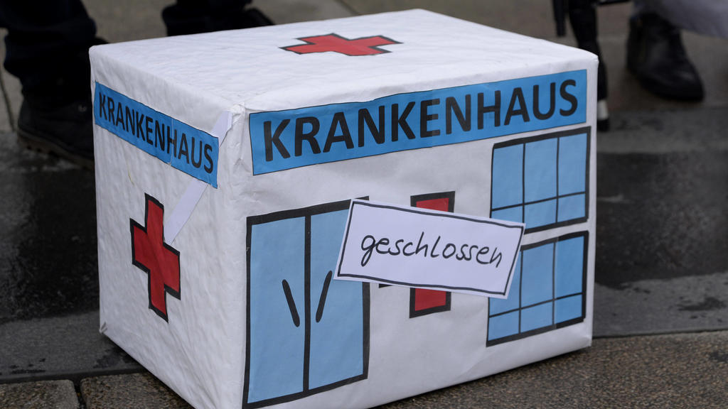 07 . 04 . 2021 , Berlin / Mitte : Das Bündnis Klinikrettung demonstriert auf dem Alexanderplatz gegen bundesweite Klinikschließungen . Trotz Corona Pandemie wurden im letzten Jahr 20 Kliniken geschlossen . *** 07 04 2021 , Berlin Mitte The Alliance