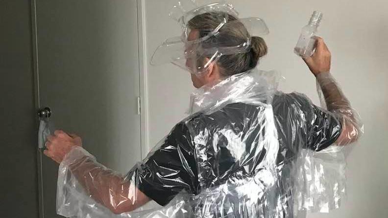 Ein Bösewicht im Plastik-Outfit