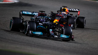  HAMILTON Lewis gbr, Mercedes AMG F1 GP W12 E Performance, VERSTAPPEN Max ned, Red Bull Racing Honda RB16B, action during Formula 1 Gulf Air Bahrain Grand Prix 2021 from March 26 to 28, 2021 on the Bahrain International Circuit, in Sakhir, Bahrain FORMULE 1 : Grand prix du Bahrein - Sakhir - Course - 28/03/2021 DPPI/Panoramic PUBLICATIONxNOTxINxFRAxITAxBEL