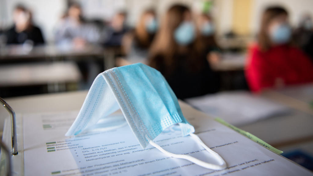 Maske im Klassenraum