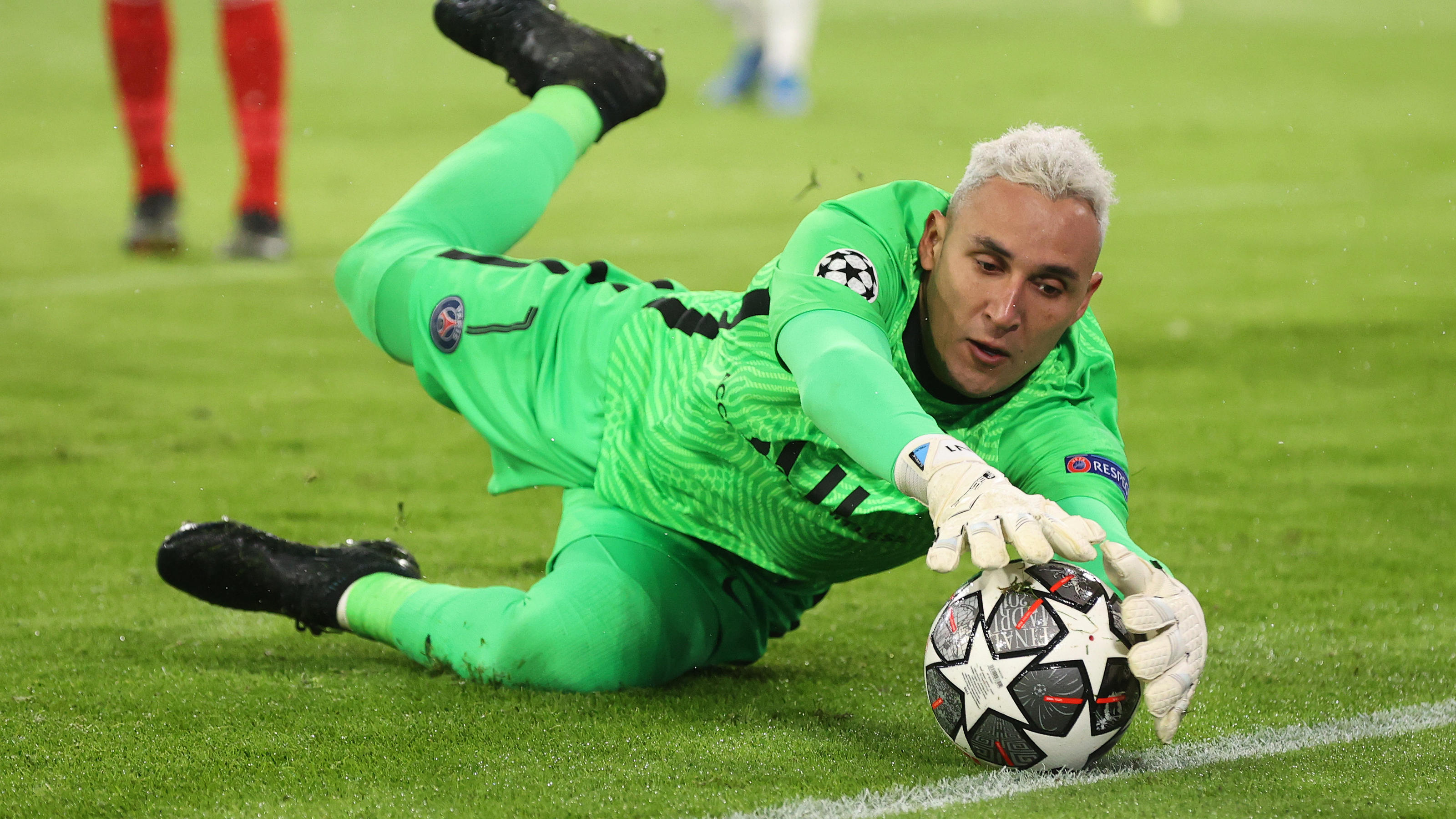 MUNICH, GERMANY - APRIL 07: Keylor Navas of Paris Saint-Germain stretches to keep the ball in play during the UEFA Champions League Quarter Final match between FC Bayern Munich and Paris Saint-Germain at Allianz Arena on April 07, 2021 in Munich, Ger