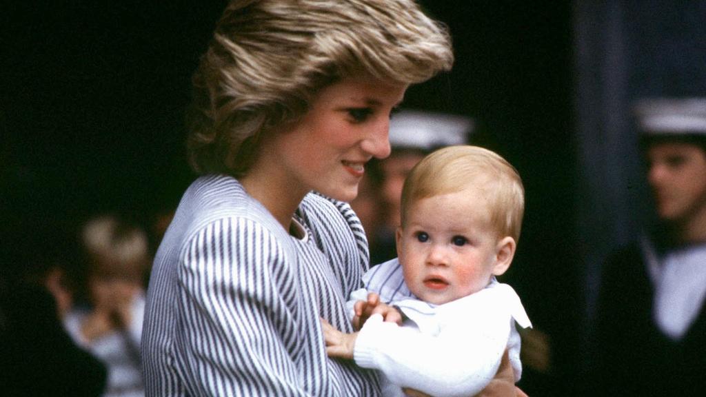 Prinz Harry auf dem Arm seiner 1997 tödlich verunglückten Mutter, Prinzessin Diana.