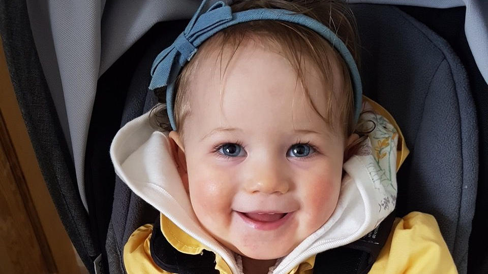 Baby Ayla im Kindersitz