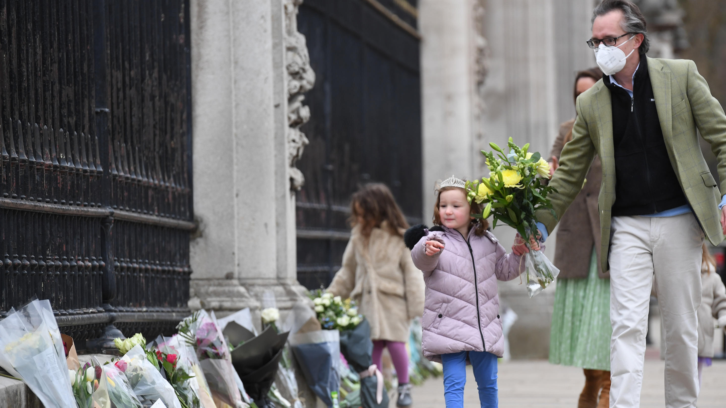 In London legen hunderte von Briten Blumen für Prinz Philip ab.