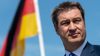 ARCHIV - 14.07.2020, Bayern, Prien a. Chiemsee: Markus Söder (CSU), Ministerpräsident von Bayern, steht vor der Abfahrt mit einem Schiff der Chiemsee-Schifffahrt auf die Insel Herrenchiemsee vor einer deutschen Flagge. (zu dpa: "Mehrere CDU-Bundestagsabgeordnete werben für Kanzlerkandidat Söder") Foto: Peter Kneffel/dpa/Pool/dpa +++ dpa-Bildfunk +++
