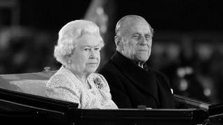 ARCHIV - 13.05.2012, Großbritannien, London: Die britische Königin Elizabeth II. und ihr Gatte Prinz Philip kommen zu einer Parade im Rahmen des Diamond Jubilee Pageant. Der Ehemann der britischen Königin Elizabeth II. ist im Alter von 99 Jahren gestorben. Das teilte der Buckingham-Palast am 09.04.2021 in London mit. Foto: Jane Mingay/PA Wire/dpa +++ dpa-Bildfunk +++