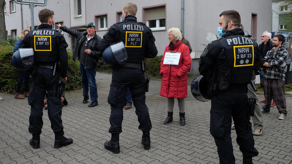 11.04.2021, Frankfurt am Main, DEU Teilnehmer der Demonstration der Initiative Querdenken stellt sich gegen Polizeibeamte, um gegen die angebliche Unterdrueckung der Meinungsfreiheit vor dem Hessischen Rundfunk zu demonstrieren *** 11 04 2021, Frank