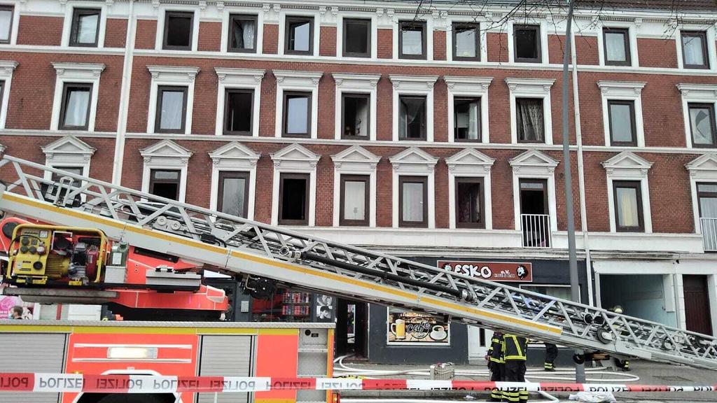 Hamburg der 11.04.2021, Im Schiffbeker Weg brennt aktuell eine Wohnung im ersten Stock eines Mehrfamilienhauses. Diees Feuer ist ins dritte OG übergesprungen. Drei Personen sind aus dem Fenster gesprungen, acht weitere Personen über die Drehleier ger