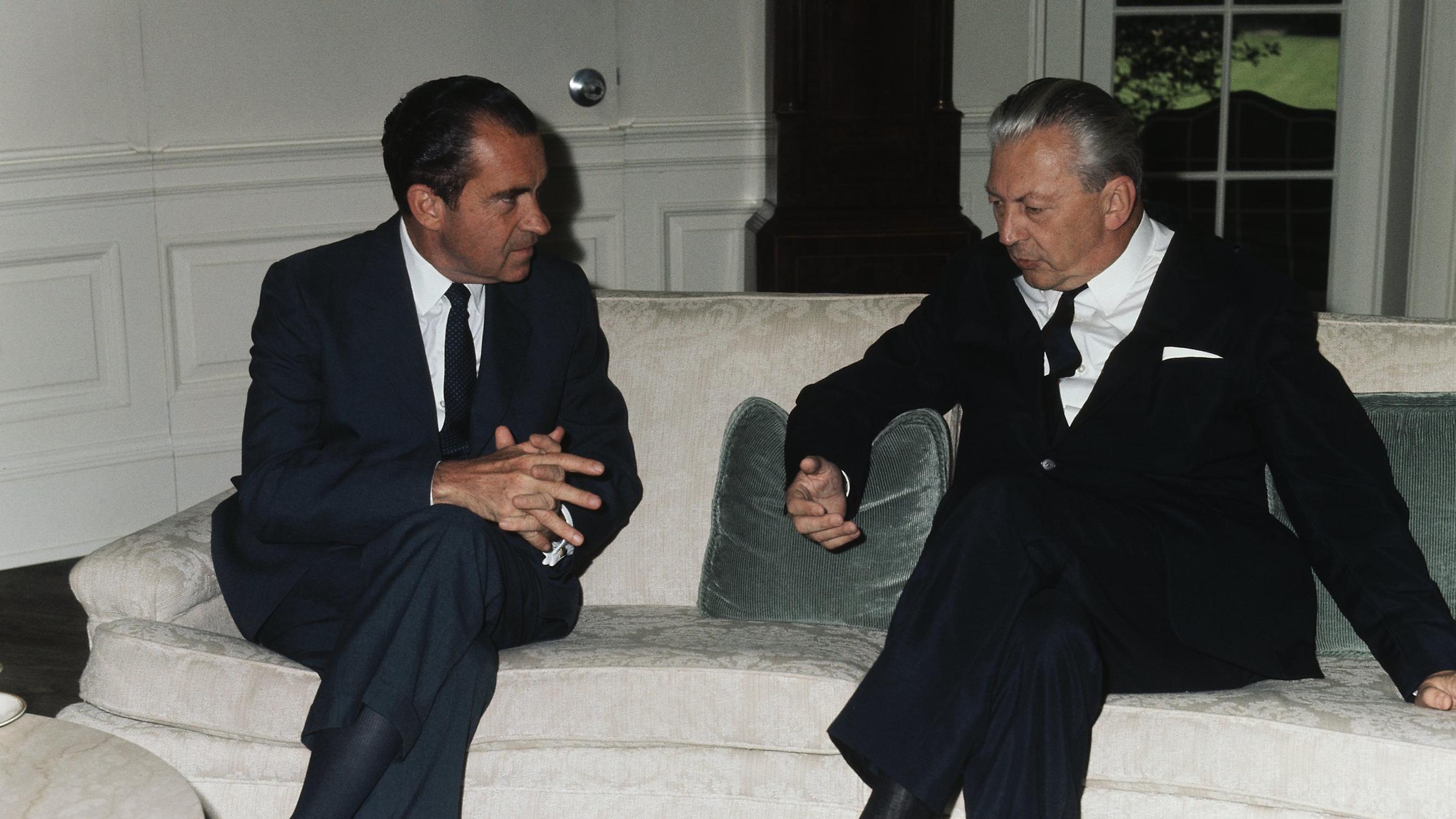 Kurt Georg Kiesinger (r) am 7. August 1969 im Weißen Haus in Washington D.C. im Gespräch mit US-Präsident Richard Nixon (l).