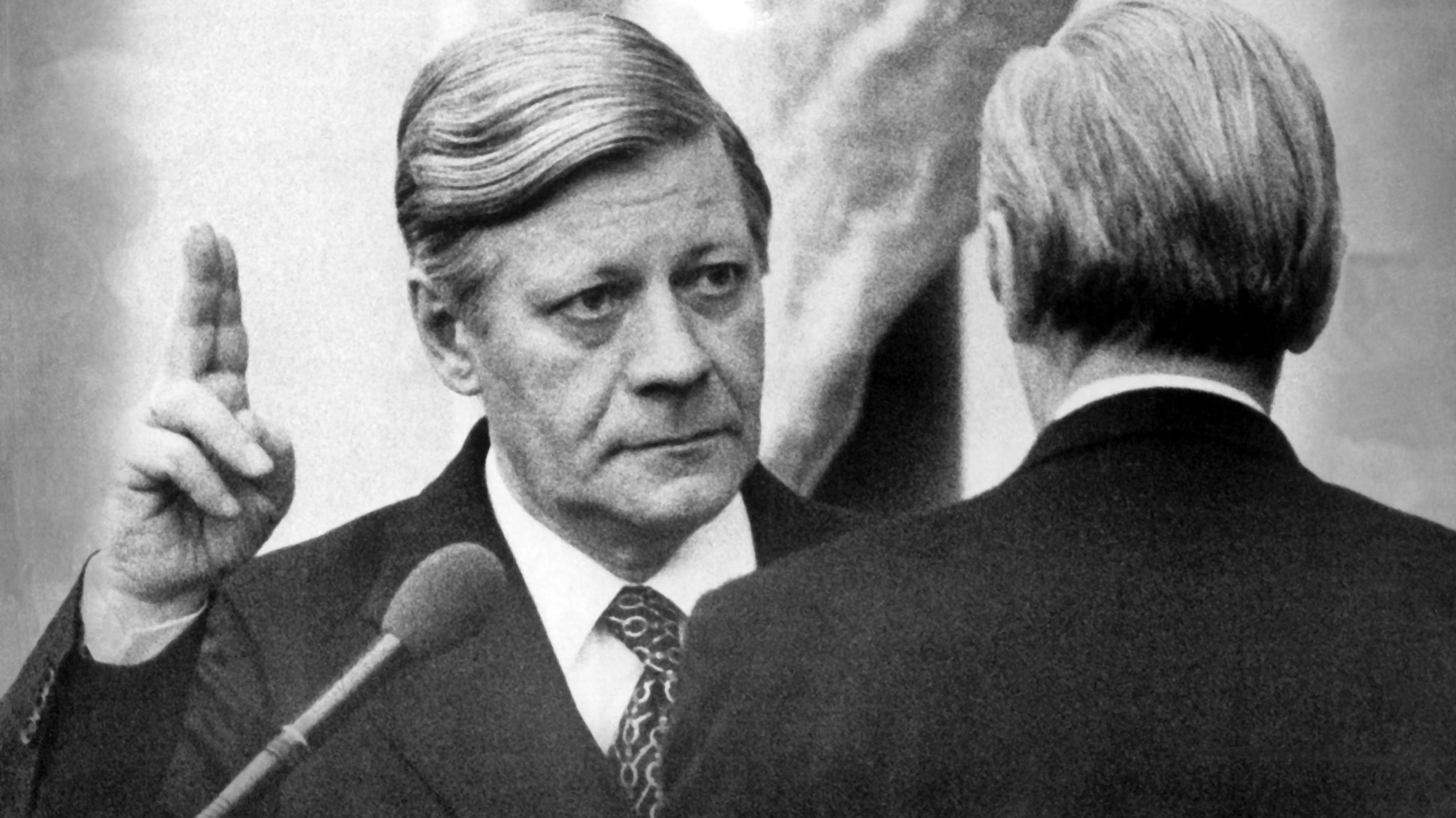 Knapp zwei Stunden nach seiner erneuten Wahl durch den Deutschen Bundestag wird Helmut Schmidt (l, SPD) am 15.12.1976 von Parlamentspräsident Karl Carstens als Bundeskanzler vereidigt.