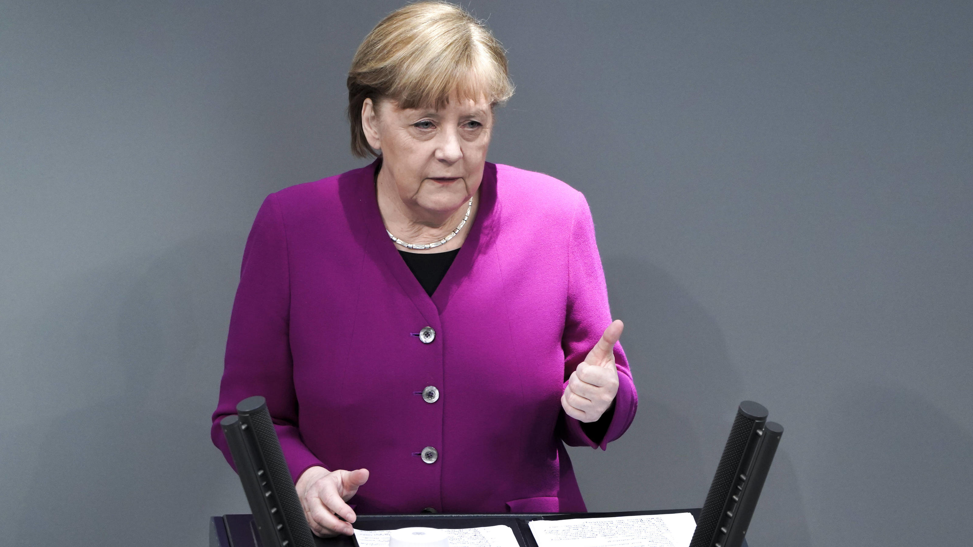 Angela Merkel am Rednerpult des Deutschen Bundestages