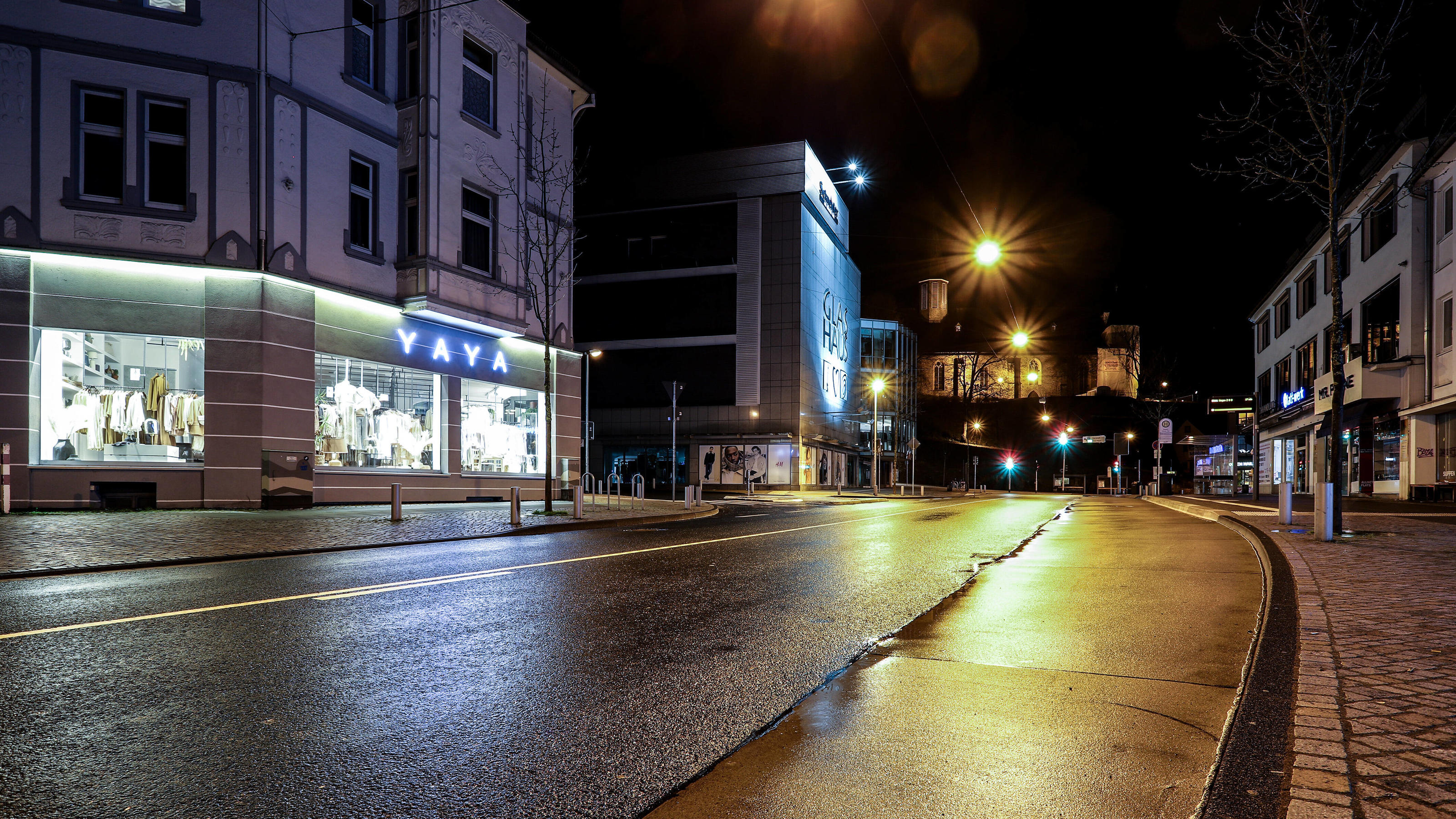 Eine leere Straße am Abend