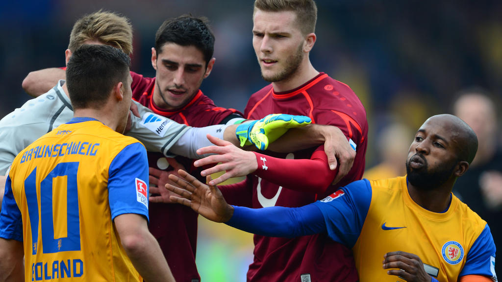 Fußball, Bundesliga, 29. Spieltag: Eintracht Braunschweig - Hannover 96 am 06.04.2014 im Eintracht Stadion in Braunschweig (Niedersachsen). Braunschweigs Mirko Boland (l) und der Hannovers Andre Hoffmann (2.v.r) rangeln.