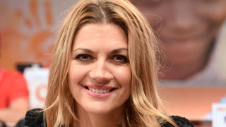 ARCHIV - 23.11.2017, Nordrhein-Westfalen, Hürth: Die Schauspielerin Nina Bott sitzt beim RTL Spendenmarathon im Studio. Die 43-Jährige ist zum vierten Mal Mutter geworden. Foto: picture alliance / Henning Kaiser/dpa +++ dpa-Bildfunk +++