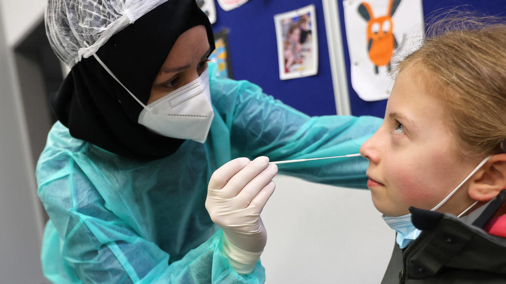 Neuwied Rheinland-Pfalz: Erste Corona-Test an Schulen, Carmen-Sylva-Schule Realschule Plus Neuwied-Niederbieber, *** Neuwied Rhineland-Palatinate First Corona Test at schools, Carmen Sylva Schule Realschule Plus Neuwied Niederbieber, Copyright: xJoer