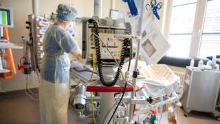 09.04.2021, Berlin: In einem Zimmer der Intensivstation wird ein Patient mit einem schweren Covid-19 Krankheitsverlauf behandelt. Foto: Christophe Gateau/dpa +++ dpa-Bildfunk +++