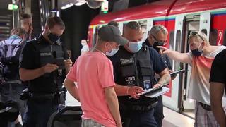 Polizei und Corona-Sünder in der S-Bahn Station in Offenbach