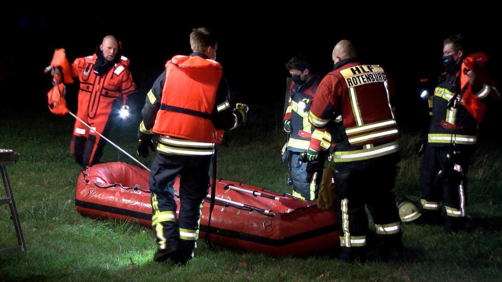 ARCHIV - 06.11.2020, Niedersachsen, Rotenburg: Feuerwehrleute sind mit einem Boot im Einsatz. Ein vermisstes Kleinkind war tot aus dem Fluss Wümme geborgen worden.     (zu dpa "Mutter warf Kind in den Fluss - Prozess wegen Totschlags beginnt"
