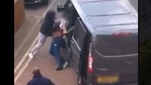 Männer haben in London einen 30-Jährigen mitten am Tag in einen Van gezerrt.
