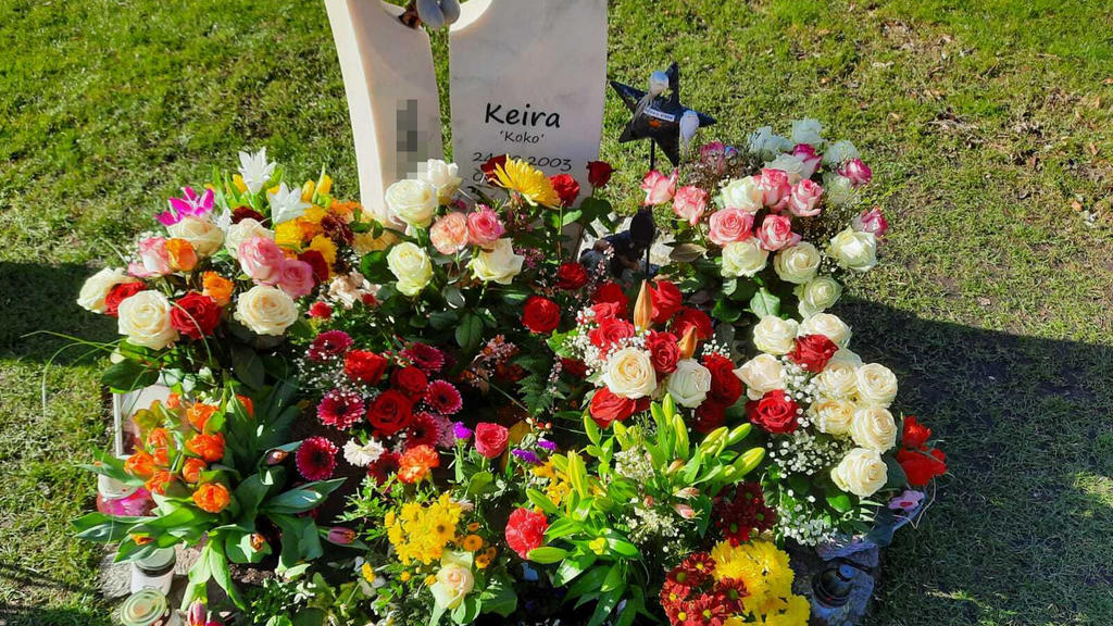 Keiras Mutter Karin kümmert sich liebevoll um das Grab ihrer ermordeten Tochter.