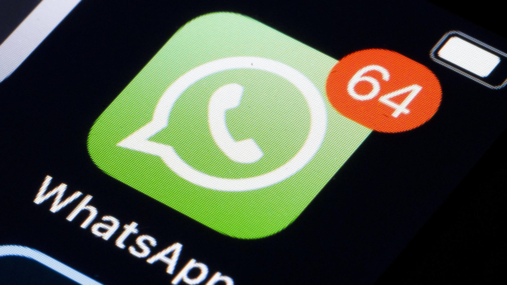     Avatar: il logo del servizio di messaggistica istantanea WhatsApp viene visualizzato con 64 messaggi non letti su uno smartphone.  Berlino, 25/02/2020 Berlino Germania *** Immagine icona Logo del servizio di messaggistica istantanea WhatsApp con 64 non letti