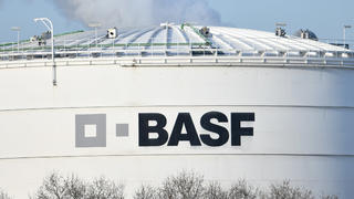 ARCHIV - 27.02.2018, Rheinland-Pfalz, Ludwigshafen: Das Logo des Chemiekonzerns BASF ist auf einer Industrieanlage auf dem Werksgelände angebracht. BASF will ab 2050 klimaneutral sein und plant dafür Milliardeninvestitionen. (zu dpa «BASF will ab 2050 klimaneutral sein - Spiegel: Wichtiges Signal») Foto: Uwe Anspach/dpa +++ dpa-Bildfunk +++