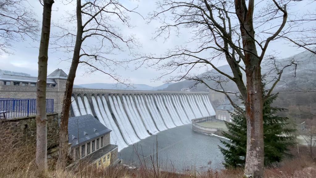 Wasser fließt aus dem Edersee