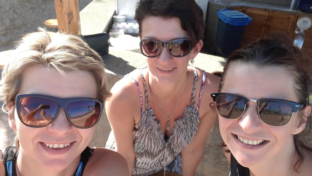Drei Frauen im Sommerurlaub