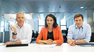 "RTL Aktuell"-Moderatoren Charlotte Maihoff, Peter Kloeppel und Maik Meuser (r.)