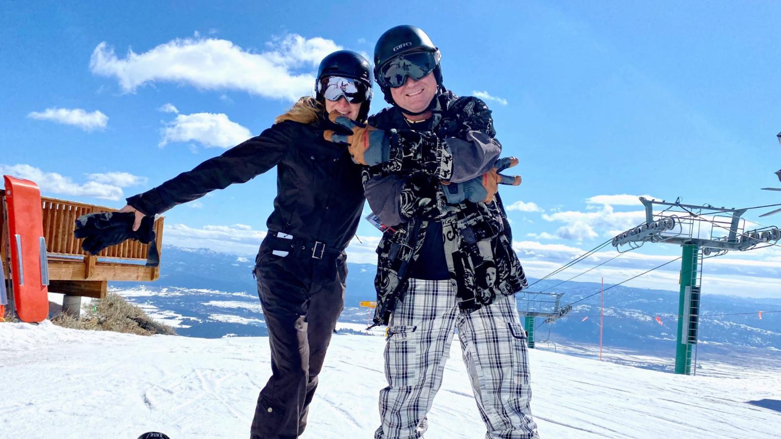 Das Paar im Skiurlaub