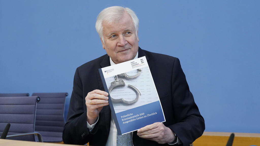 Bundespressekonferenz, Vorstellung der Kriminalstatistik Aktuell, 15.04.2021, Berlin,Bundesminister des Innern, für Bau und Heimat Horst Seehofer zeigt den neuen Bericht bei der Bundespressekonferenz zum Thema Vorstellung der Polizeilichen Kriminalst
