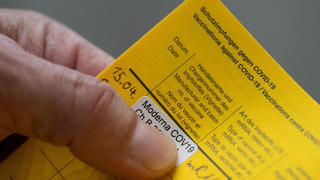 15.04.2021, Baden-Württemberg, Stuttgart: Ein Aufkleber der auf eine Impfung mit dem Impfstoff Moderna hinweist, klebt im Impfzentrums des Klinikum Stuttgart im Impfpass eines Impflings. Die baden-württembergische Landesregierung rechnet schon bald mit mehr Impfstoff und lädt Verbände und Vertreter des Gesundheitssystems zu einem Impfgipfel am 16. April. Foto: Marijan Murat/dpa +++ dpa-Bildfunk +++