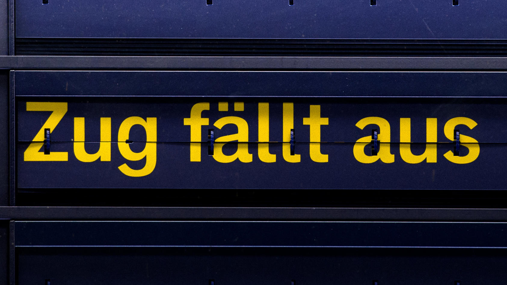 Auf einer Anzeigetafel im Hauptbahnhof in Dresden (Sachsen) steht "Zug fällt aus". Die Gewerkschaft Deutscher Lokomotivführer (GDL) hat den längsten Streik in der Geschichte der Deutschen Bahn angekündigt. Der Ausstand beginnt am Mittwoch und soll am