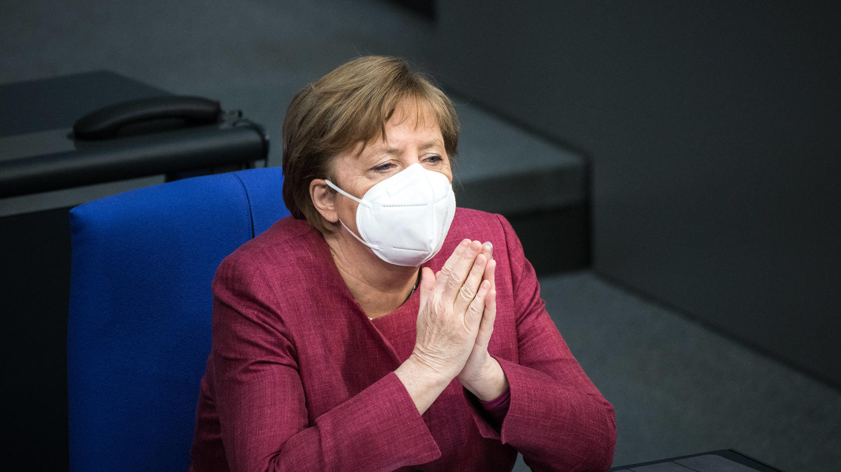  Bundeskanzlerin Angela Merkel CDU am 16. April 2021 mit einer FFP2 Maske und gefalteten Haenden im Plenarsaal des Bundestags waehrend der ersten Lesung zum Bevölkerungsschutzgesetz und der Verschaerfung des Infektionsschutzgesetzes. Bundestag zum In