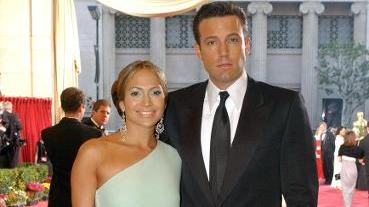 Popstar und Schauspielerin Jennifer Lopez posiert mit ihrem Verlobten, dem Hollywood-Schauspieler Ben Affleck, auf diesem Handout der US Academy bei der 75. Oscar Verleihung am 23.3.2003 in Hollywood.