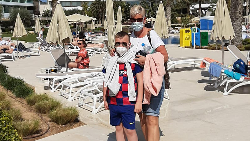 Da war die Welt noch in Ordnung: Oma Jutta und Enkel Joe genießen ihren Mallorca-Kurzurlaub.
