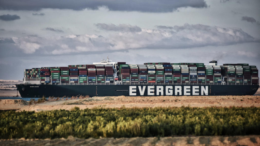 Das Containerschiff Ever Given fährt über den Suezkanal. Nach tagelanger Blockade durch das riesige Containerschiff ist der Suezkanal wieder frei.