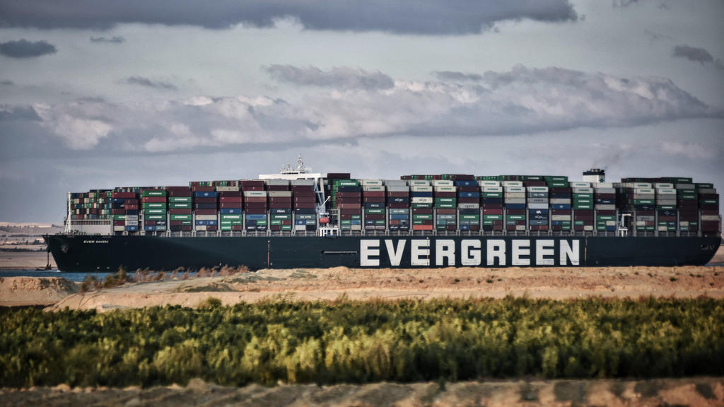 Das Containerschiff Ever Given fährt über den Suezkanal. Nach tagelanger Blockade durch das riesige Containerschiff ist der Suezkanal wieder frei. 