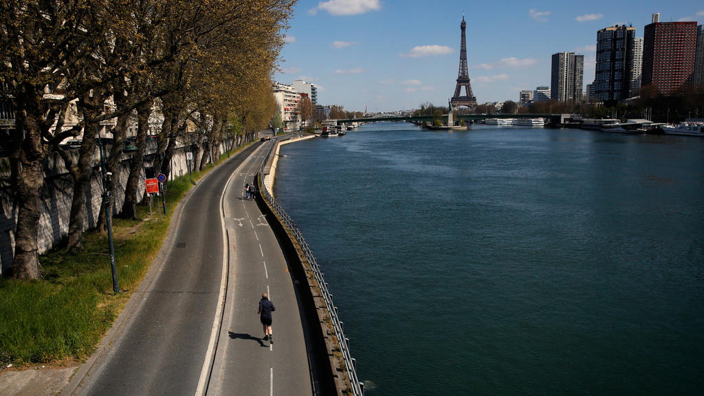 ARCHIV - 04.04.2020, Frankreich, Paris: Ein Mann joggt auf einem fast menschenleeren Radweg am Seineufer entlang. Seit rund zwei Wochen war sie verschwunden - jetzt ist die 16-jährige Isabella aus Celle allen Anzeichen nach in Frankreich aufgetaucht