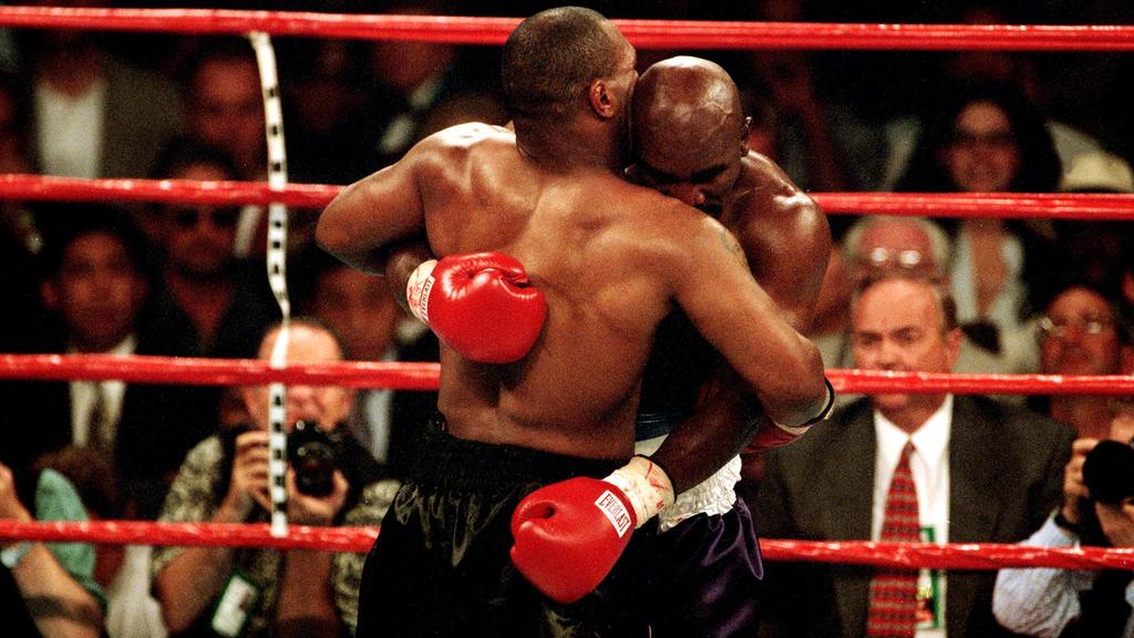 Mike Tyson li. beißt Evander Holyfield beide USA ein Teil des Ohres ab - PUBLICATION ONLY FOR GERMAN, SWISS, AUSTRIAN AND HUNGARIAN MEDIA Icon5590242