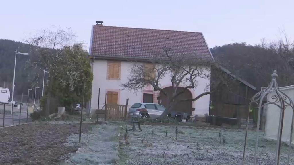 Aus diesem Haus soll die kleine Mia entführt worden sein.
