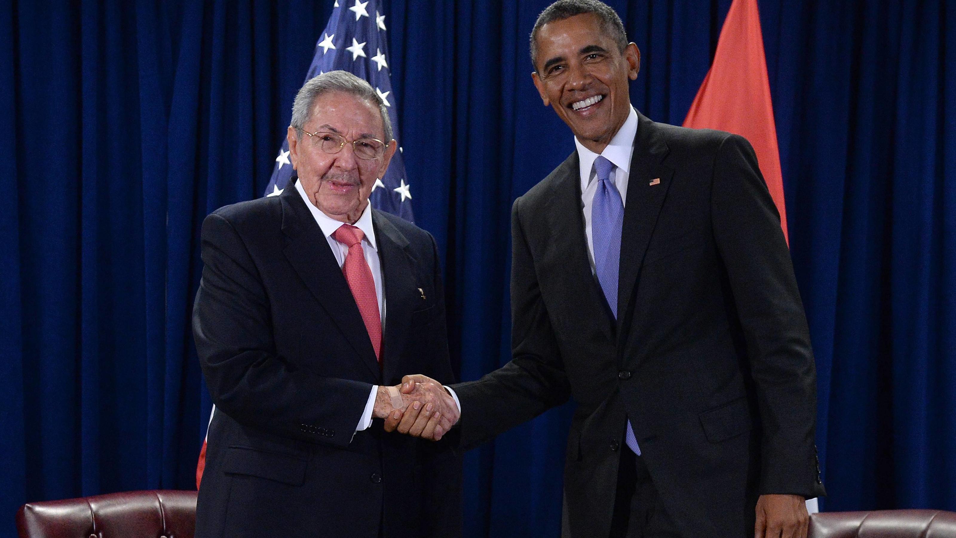 U.S. President Barack Obama (R) shakes hands with Cuban President Raul Castro during meeting at the United Nations Headquarters, New York, on September 29, 2015. Pool PUBLICATIONxINxGERxSUIxAUTxHUNxONLY NYPX20150929103 BEHARxANTHONY/SIPAU S President