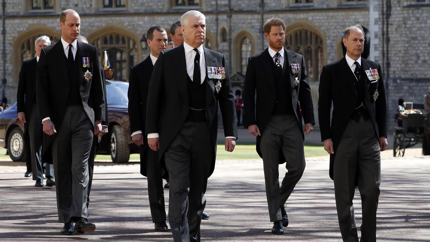 Emotionaler Moment: Prinz William und Prinz Harry gehen gemeinsam hinter dem Sarg ihres Großvaters her.