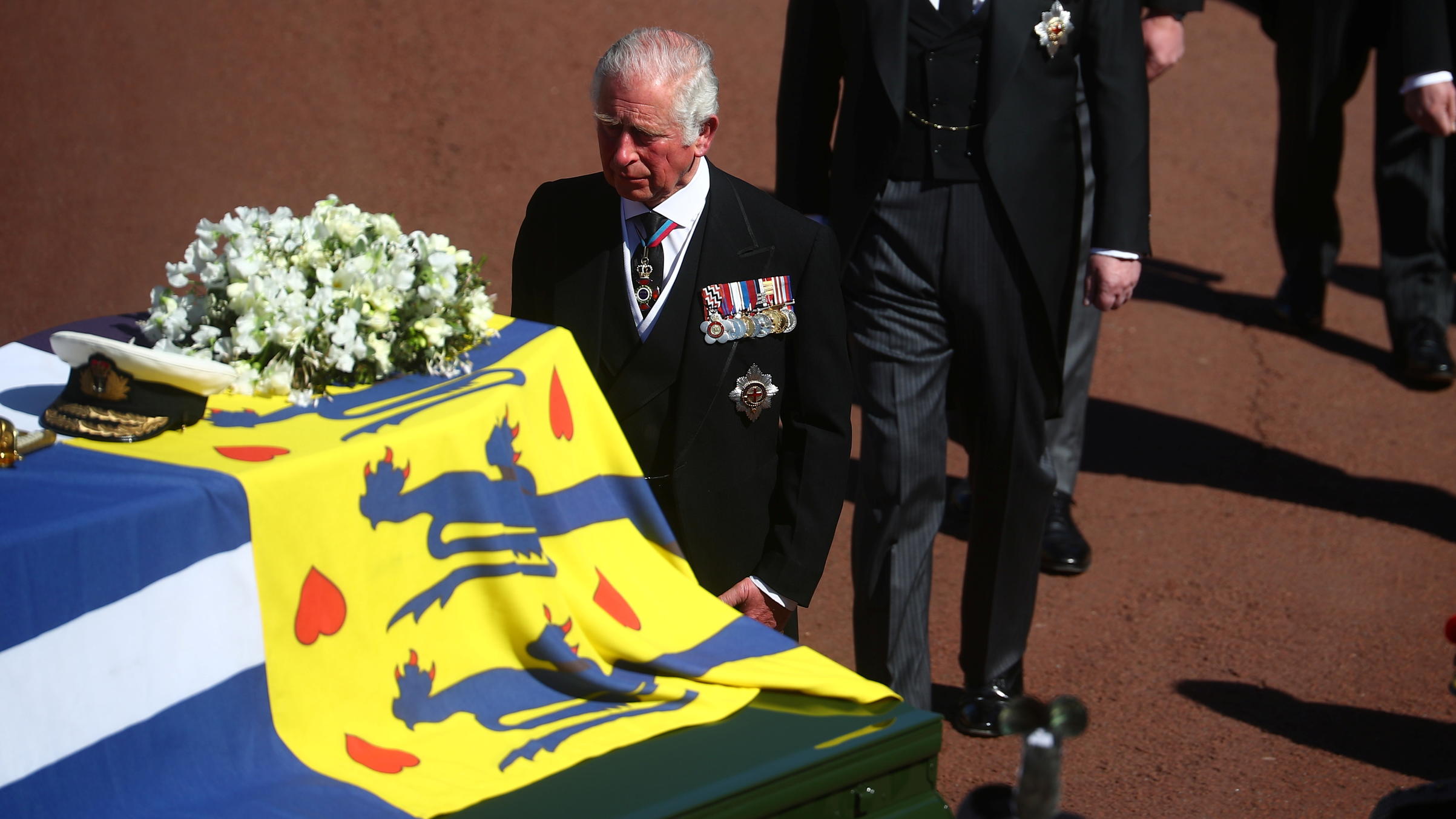Prinz Charles geht hinter dem Sarg seines Vaters Prinz Philip.