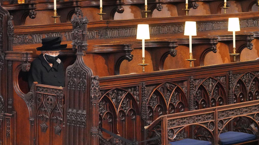 Die Queen sitzt alleine in einer Kirchenbank